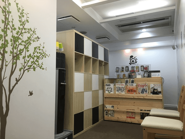 スマホスピタル 京都河原町店の店内の様子の写真