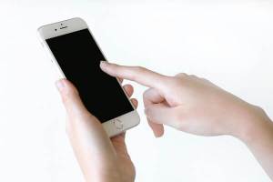 iPhone修理代を徹底比較！Apple正規サービスプロバイダと街の修理屋さんはどっちが安い？