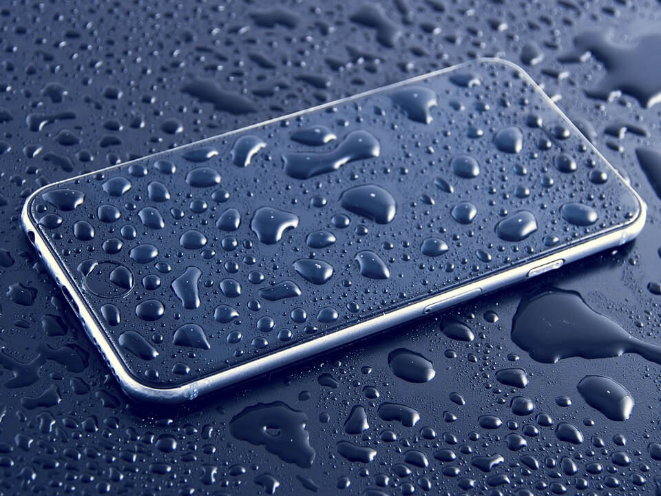 Iphoneのスピーカーに水が 水没対策をしてiphoneを守ろう Iphone救急車