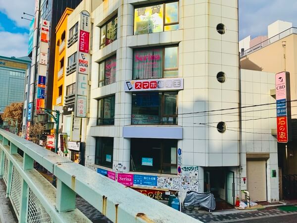 スマホ修理王 新宿店の店舗入口の写真