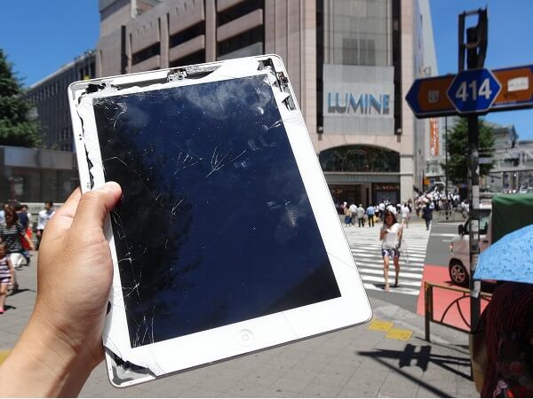 画面が割れたiPad at 新宿