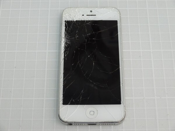 カラスパネルが割れたiPhone5